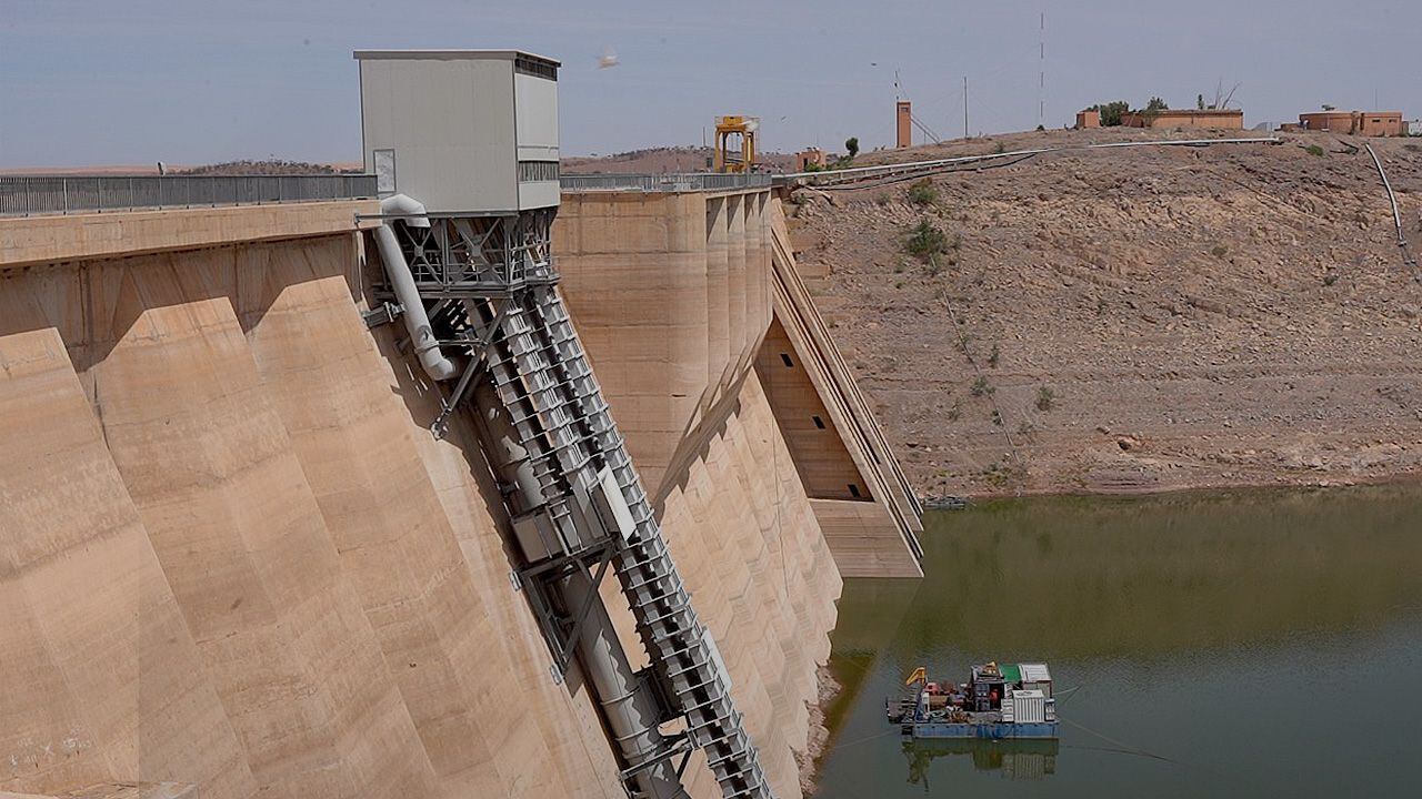 Barrage Sakia El Hamra Dam Sakia El Hamra Laayoune is 83% complete, a key milestone in Morocco’s plan to secure water in the southern provinces.