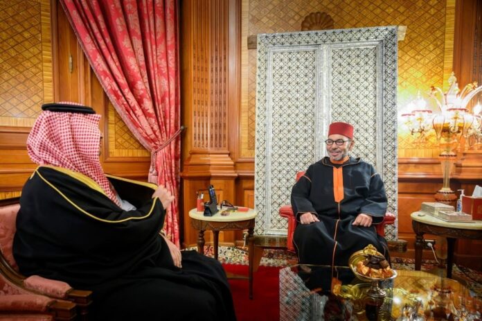 le-Roi-Mohammed-VI-recoit-un-emissaire-saoudien-PH-MAP-696x463 (1) King Mohammed VI receives a royal message from Saudi Arabia, strengthening the historic alliance between the two kingdoms.