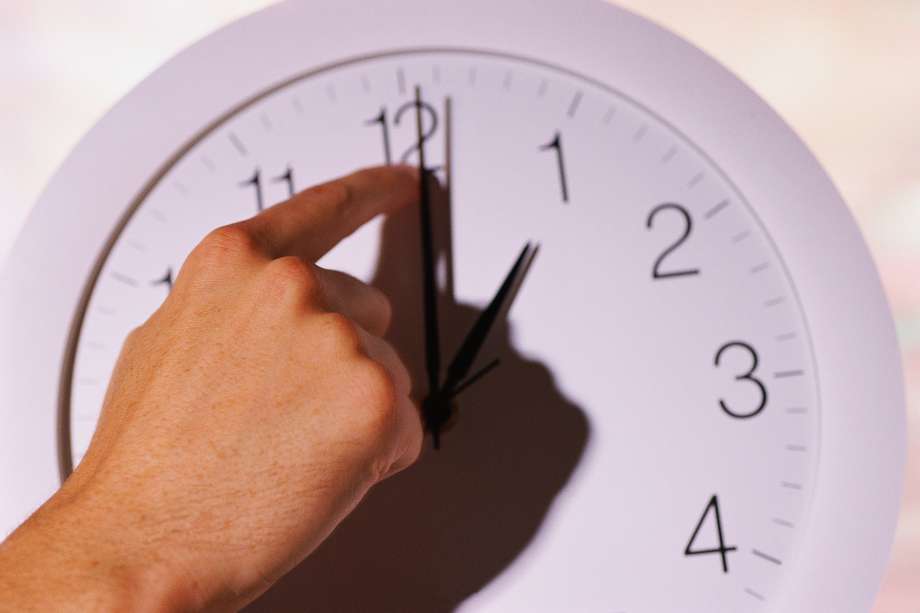 A new study from the African Centre for Strategic and Digital Studies (CAESD) warns that the “ extra hour ” may be causing more problems. A new study from the African Centre for Strategic and Digital Studies (CAESD) warns that the “ extra hour ” may be causing more problems.