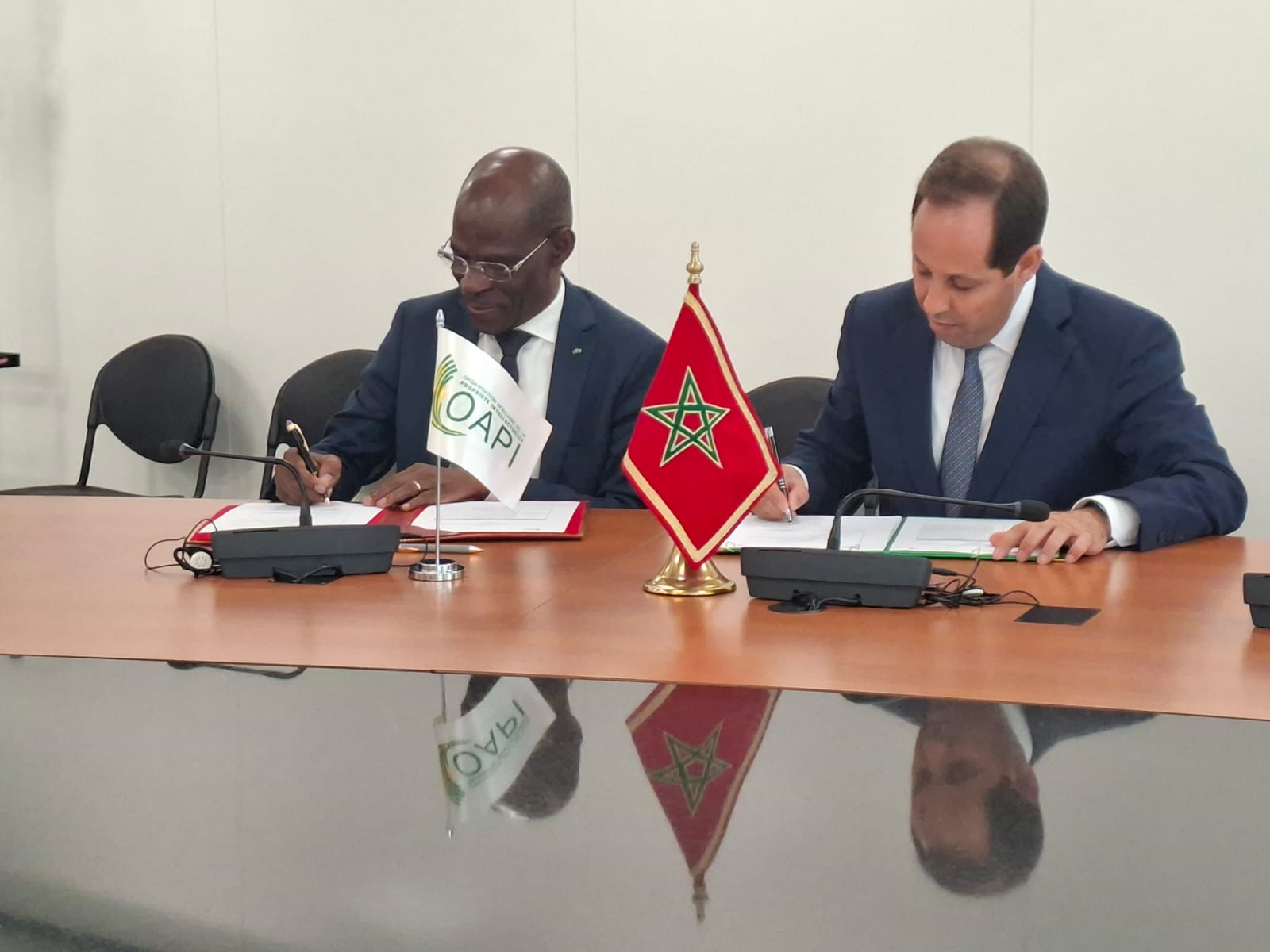 OMPIC Director General Abdelaziz Babqiqi and OAPI Director General Denis L. Bohoussou led the meeting. OMPIC Director General Abdelaziz Babqiqi and OAPI Director General Denis L. Bohoussou led the meeting.